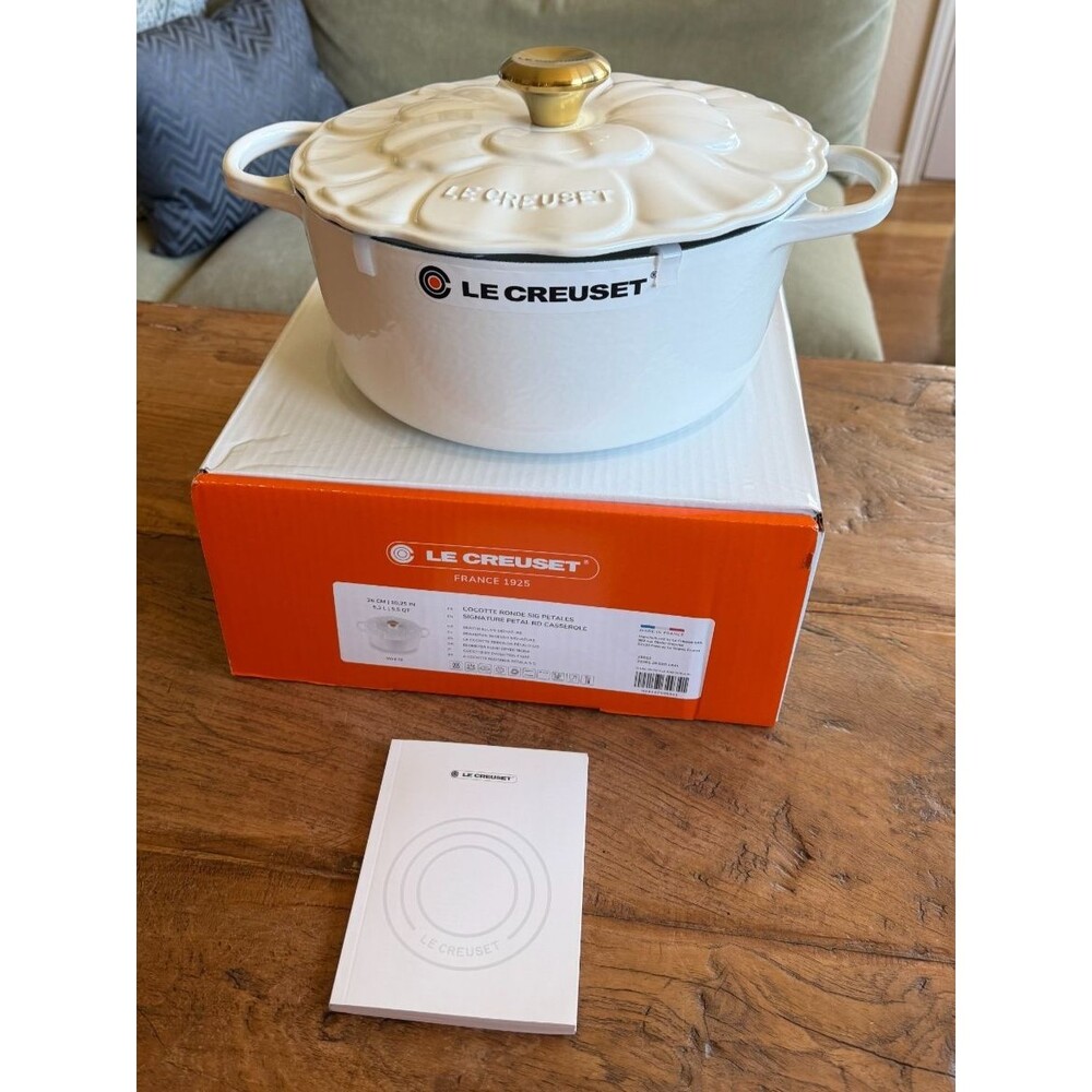 Le Creuset Enameled Cast Iron Petal Round Casserole 26 cm 5.5 qt White NEW